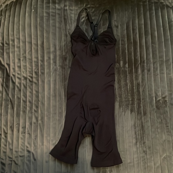 SEAMLESS SCULPT MID THIGH BODYSUIT - Picture 3 of 8